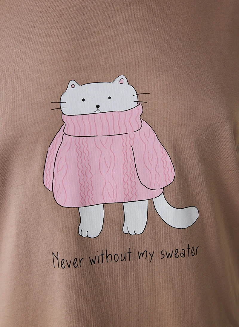 بنتي طقم بيجامة قطنية مطبوعة بشعار وياقة دائرية